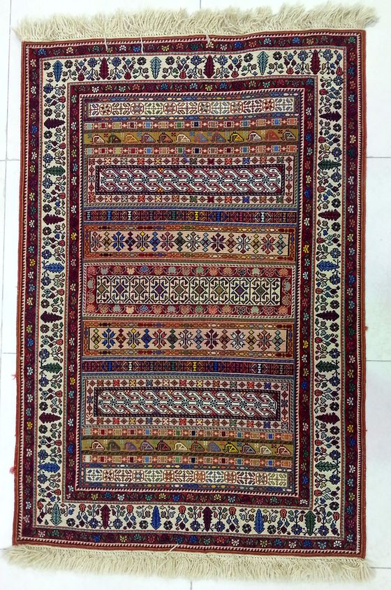Carpet with geometric bands