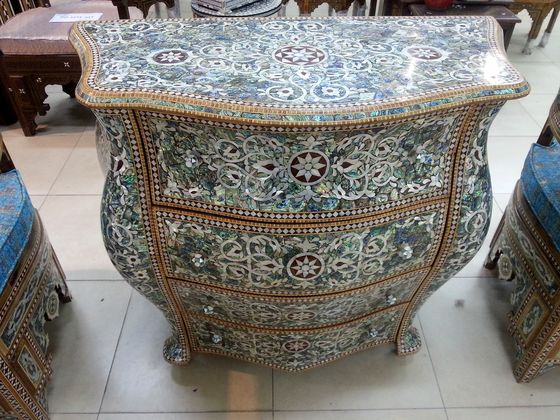 Inlaid chest of drawers with mother of pearl
